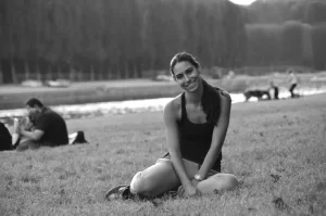 Chica en los campos eliseos de paris