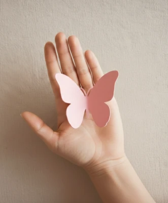 Gestion emocional mano sostiene mariposa | Programa de menopausia en Elche | Salud Meno 360 – UTL Clinic